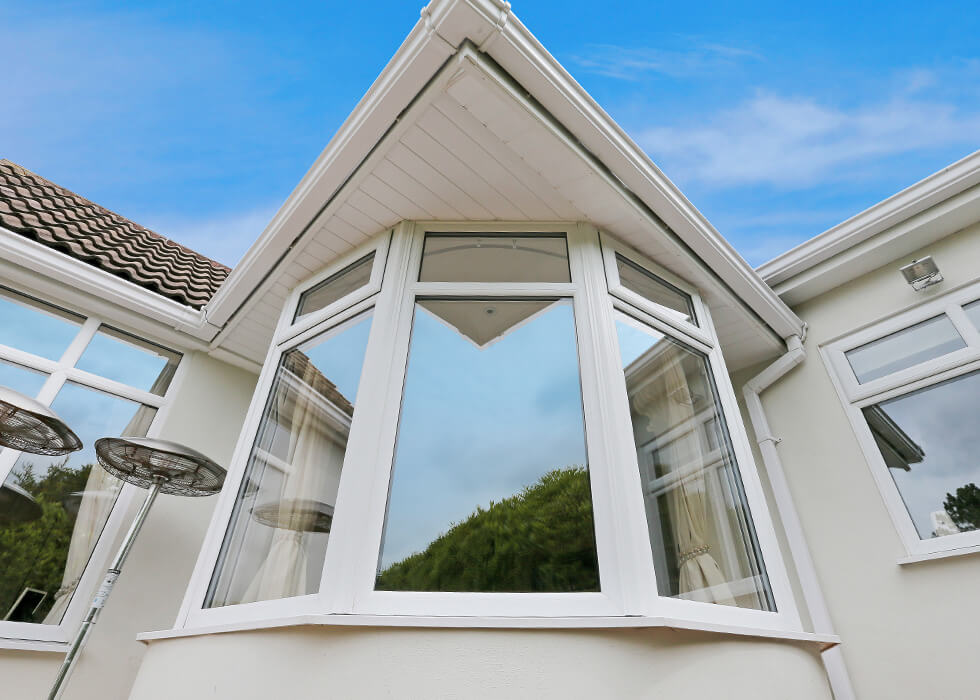https://stedek.icaal.dev/wp-content/uploads/2018/04/White-uPVC-bow-window-close-up.jpg