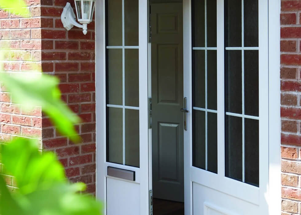 https://stedek.icaal.dev/wp-content/uploads/2018/04/White-uPVC-entrance-door-with-side-panel.jpg